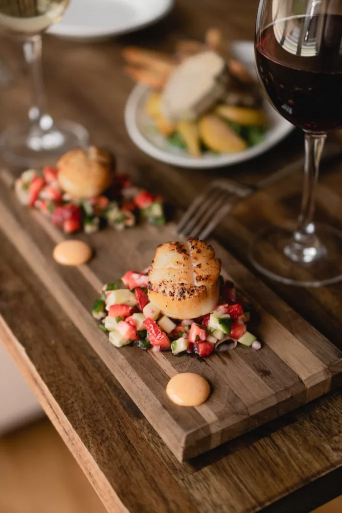 shallow focus photography of meat with vegetables Callo de Hacha