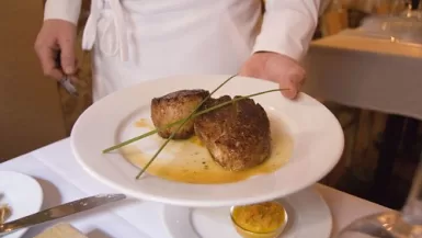 Chef holding a plate of Callo de Hacha