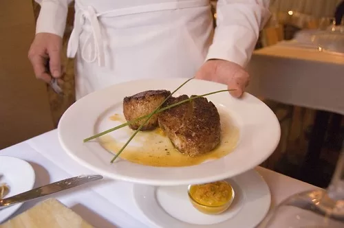 Chef holding a plate of Callo de Hacha