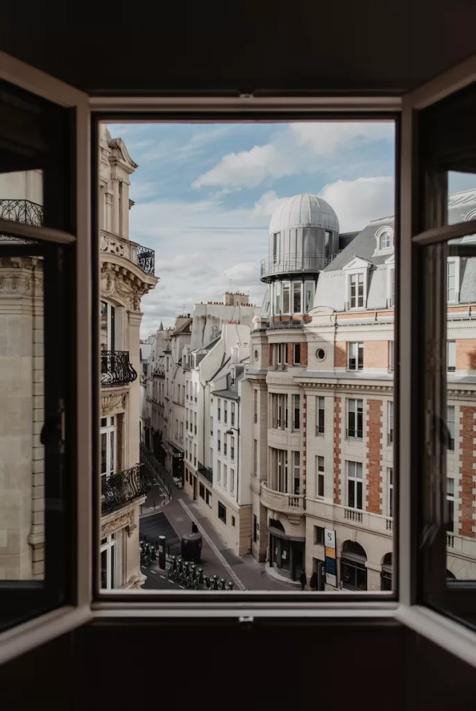 3-panel window illustration in France